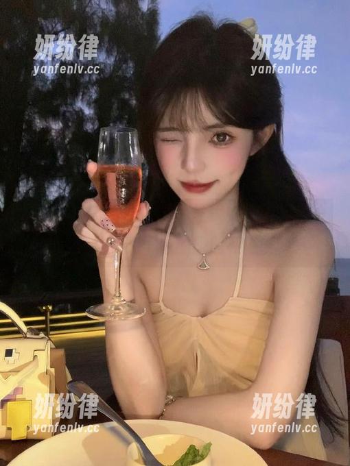 从“cgw”导航进来的，看到的都是五光十色的露脸和撇嘴