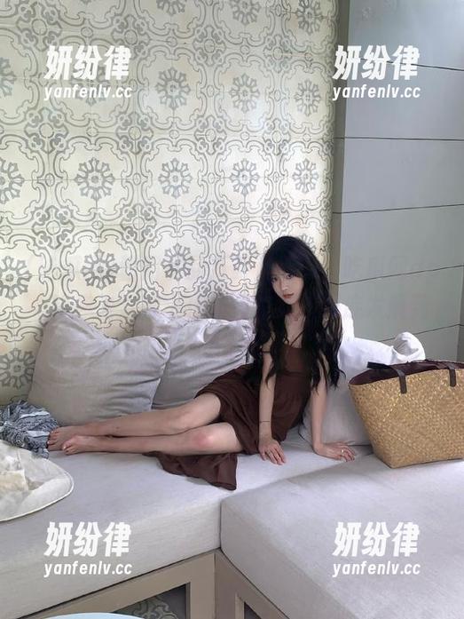 朝阳下的八卦直播间，吃瓜网app带你飞，帅小伙和邻家女孩到底发展到哪了？