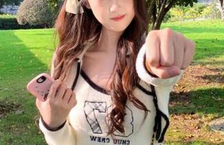 在线吃瓜，随便一条动态就能让网红们风光无限，真让人感叹。
