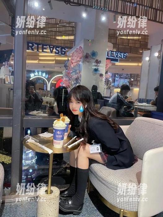 与其把时间花在无聊的事上，不如紧跟“黑料不打烊”这条永久的黑影。