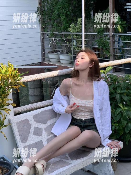 刚刚在黑料社app里逛网址，结果发现无聊的太多了，心累啊。