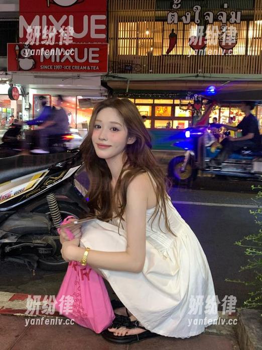 打开“51黑料社”网址，一场关于明星的狂欢即将开启！