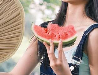 “黑料网苹果版妥妥地成为我今天的黑料收集箱！”。